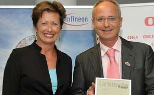 Monika Kircher-Kohl gratuliert Christian Wernhart zum Gewinn des Green Award für die Recyclingpalette für Druckerkartuschen bei Embatex.
